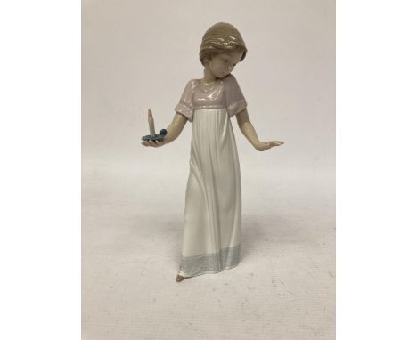 A NAO BY LLADRO FIGURINE PORCELAIN FIGURE "LIGHT THE WAY" (BOXED) 