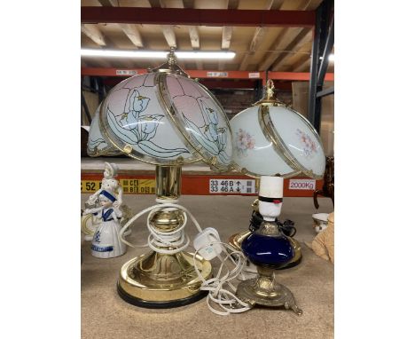 A PAIR OF VINTAGE BRASS EFFECT LAMPS AND FURTHER GILT METAL LAMP (3) 