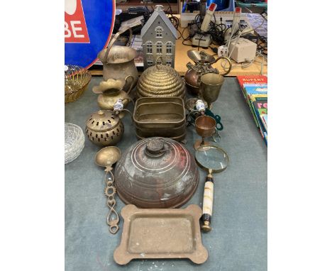 A MIXED LOT OF VINTAGE BRASS AND FURTHER ITEMS, WARMER, JUG, HOUSE MODEL ETC 