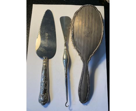 THRE SILVER ITEMS TO INCLUDE A HALLMARKED SHEFFIELD SILVER HANDLED CAKE SLICE, A HALLMARKED BIRMINGHAM SILVER HANDLED BUTTON 