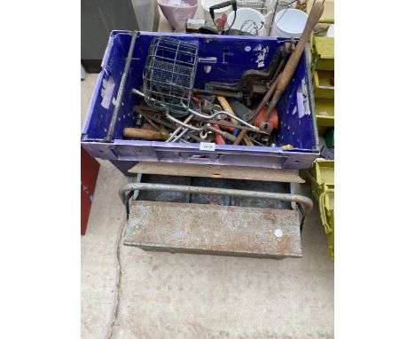 A LARGE ASSORTMENT OF TOOLS TO INCLUDE A VICE AND SOCKETS ETC 