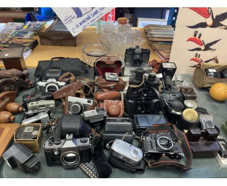 A LARGE MIXED LOT OF CAMERAS TO INCLUDE PRAKTICA, MINOLTA, NIKON, BINOCULARS ETC 