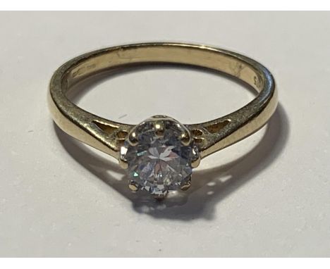 A 9 CARAT GOLD RING WITH A SOLITAIRE CUBIC ZIRCONIA SIZE M 