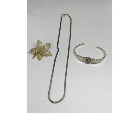 THREE MARKED SILVER ITEMS TO INCLUDE A NECKLACE, BANGLE WITH GREEN STONE AND A GILT BROOCH 
