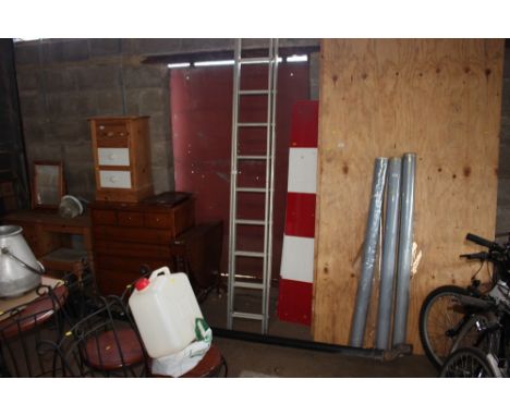 An extending aluminium ladder