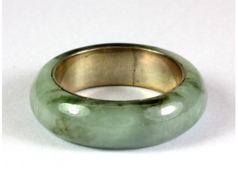 A 925 silver mounted polished jade ring (M).