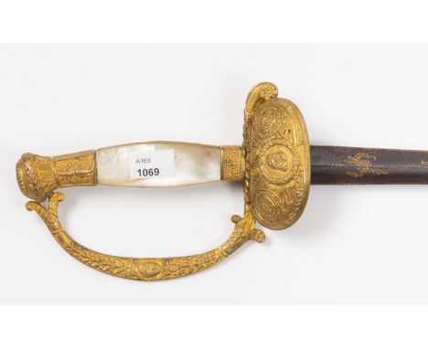 GaladegenFrankreich, um 1830-1840, für Mitglieder/Beamte des Hofes. Detailliert gegossenes Messinggefäss mit abgebogenem Knau