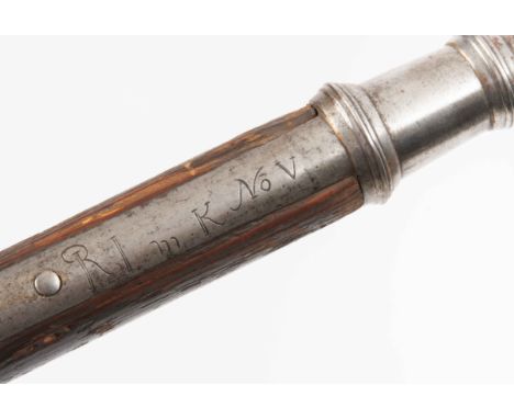 SpontonhalbarteDeutschland 18. Jh. Eisen (L 29 cm) mit hohl geschliffenem Spontonblatt, halbmondförmigem Axtblatt mit konkave