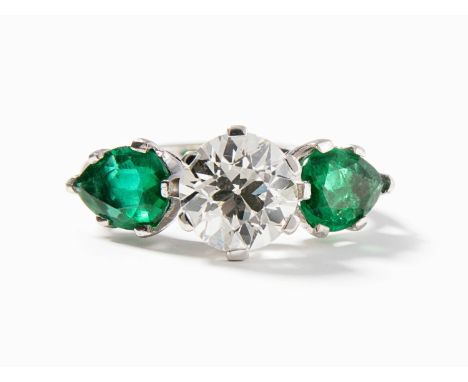 Diamant-Smaragd-RingMitte 20.Jh. Weissgold. 1 Altschliff-Diamant ca. 1.80 ct K/L-vs/si, flankiert von 2 Smaragd-Tropfen. Gr. 