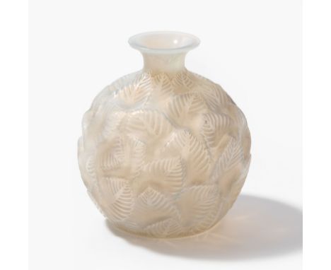 René Lalique, Vase "Ormeaux"Wingen-sur-Moder. Entwurf von 1926. Farbloses Kristallglas, moulé-pressé, opaleszent. Reliefierte