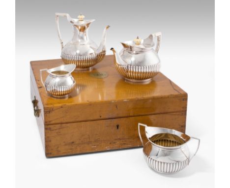 Kaffee-/TeeserviceLondon, 1884. Silber, 4-teilig. Meistermarke Ewars Hutton. Bauchiger Korpus mit eingezogenem Hals auf runde