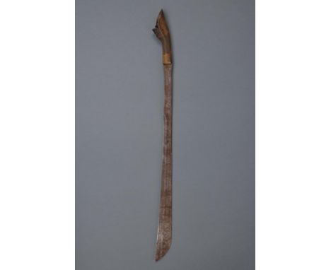 dating: 19th Century provenance: Nias, Wide and long blade, enlarged towards the weak. Horn grip finely engraved and checkere