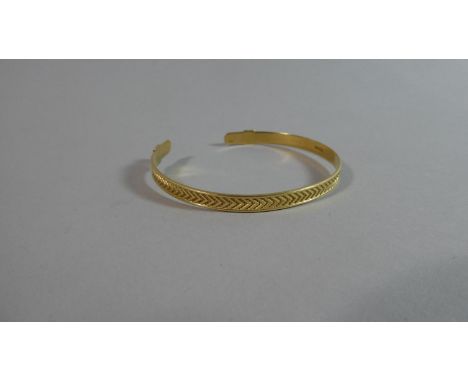 An 18ct Gold Bangle, 9.4g 