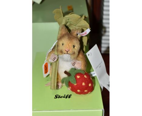 A BOXED STEIFF BEATRIX POTTER LIMITED EDITION 'TIMMIE WILLIE', the mouse character with alpaca and cotton 'fur', holding his 