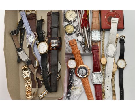 ASSORTED SILVER AND OTHER ITEMS, to include a ladies silver quartz 'Rotary' wristwatch, fitted with a gate bracelet and foldi