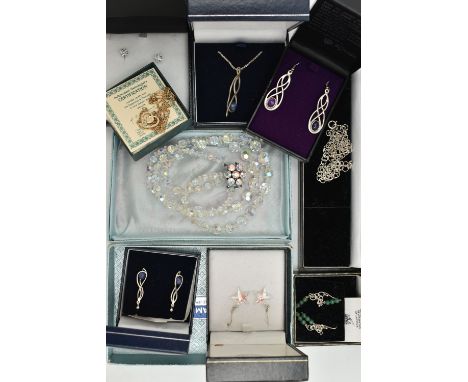 AN ASSORTMENT OF SILVER AND COSTUME JEWELLERY, to include a silver chain necklace, approximate length 410mm, approximate gros