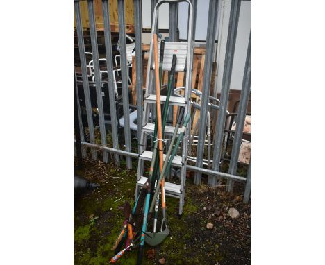 AN ALUMINIUM STEP LADDER, along with a bundle of hand garden tools, including shears, rakes, etc (10+)