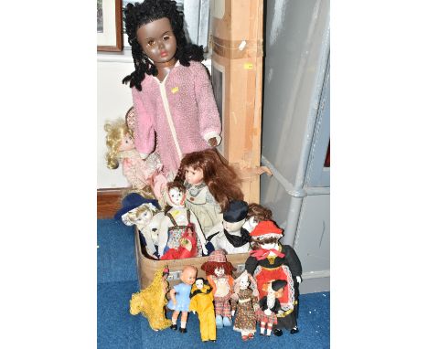 A GROUP OF VINTAGE DOLLS, to include a vintage suitcase containing eight collectable porcelain dolls, two 1970's Spanish Flam