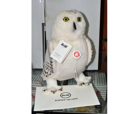 A BOXED LIMITED EDITION STEIFF 'HEDWIG' FROM 'HARRY POTTER', made from white alpaca, gold coloured button and white label no 