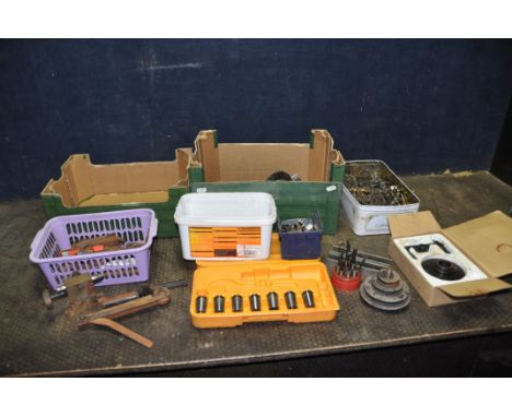 TWO TRAYS CONTAINING MILLING AND TURNING TOOLS AND ACCESSORIES including a partial mandrill set, a partial boring set, end fa