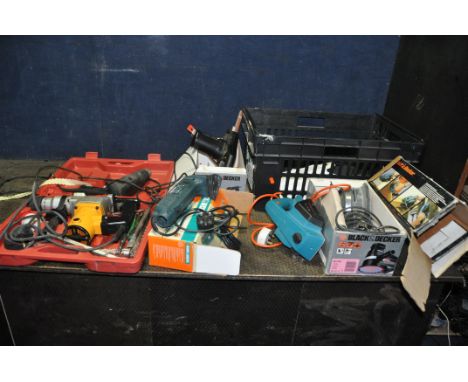 A TRAY CONTAINING BLACK AND DECKER AND BLACK SPUR POWER TOOLS comprising of a BD190S/H1 sander, a DN710/D6 planer, a BD290 po