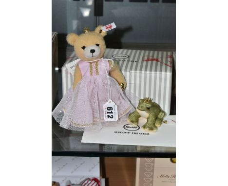 A BOXED STEIFF LIMITED EDITION FAIRY TALE WORLD FROG PRINCE SET, comprising 006098 set of Princess and Frog Prince, 91/1000, 