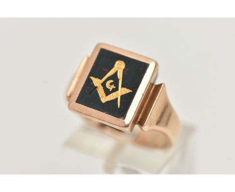 A GENTS 9CT GOLD MASONIC BLOODSTONE SIGNET RING, rectangular bloodstone inlay depicting square and compass, tapering shoulder