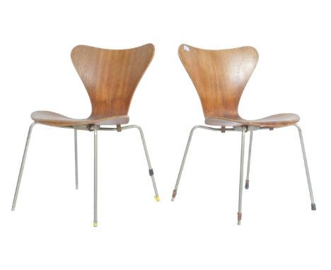 Arne Jacobsen - Fritz Hansen - Series 7 Model 3107 - An original pair of mid century retro vintage bent plywood dining chairs