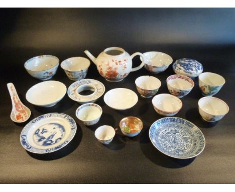 CHINESE PORCELAIN SPHERICAL TEAPOT PAINTED WITH RED AND GILT FLORAL DECORATION QIANLONG (w: 19 cm), SIX TEA BOWLS AND 12 OTHE