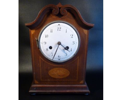 EDWARDIAN MANTLE CLOCK WITH A WHITE ENAMELLED CIRCULAR DIAL ENCLOSING AN EIGHT-DAY MOVEMENT STRIKING ON A COILED GONG IN AN I