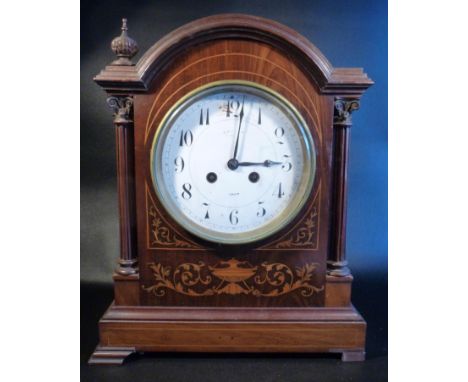 EDWARDIAN MANTLE CLOCK WITH A WHITE ENAMELLED CIRCULAR DIAL ENCLOSING A FRENCH EIGHT-DAY MOVEMENT STRIKING ON A COILED GONG I