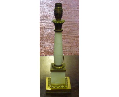 BRASS AND ALABASTER TABLE LAMP ON A SQUARE BASE (h: 34.5 cm)