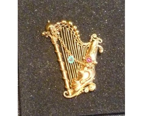 FINE QUALITY YELLOW METAL HARP BROOCH WITH TURQUOISE AND RUBY (l: 4 cm) 4.8g GROSS