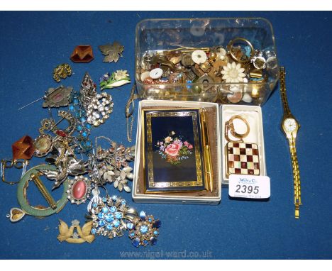 Miscellaneous costume brooches, earrings, compact, etc