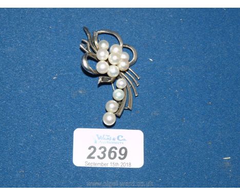 A silver and pearl brooch (12 pearls) hallmarked S.M.