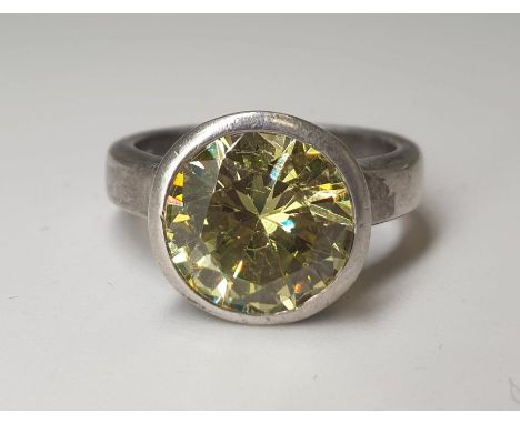 925 silver ring with green glass, marked 925 inside shankWeight 8g       Ring size E.U 8 1/2     U.K Q     U.S.A  57 1/2 