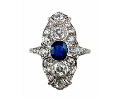 White gold ring set with 2 white saphires and a blue, central saphire. Surrounded by antique cut diamonds (P2) (Altschliff) W