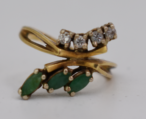 Emerald & diamond ring set in yellow 14K gold. (585)Weight: 4.3g                     Ring Size: E.U 54     U.K N  U.S 7