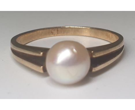 Akoya soltaire ring set in 14K (585) gold.Weight: 2.6g            Ring Size:.E.U 13.75   U.K N    U.S.A   6.75