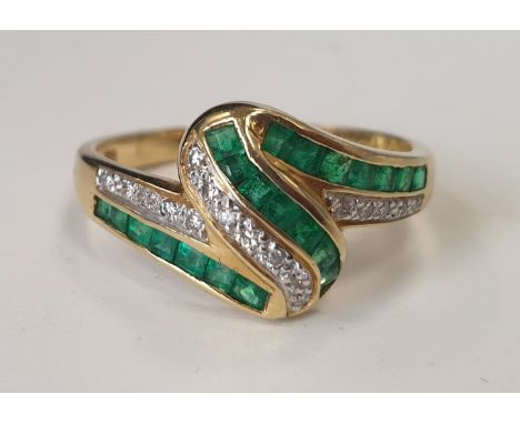 18K Gold ring marked 750 Set with emeralds and diamonds.Weight 3g  Ring size: DE: 14 1/4  UK  O  US 7.25 