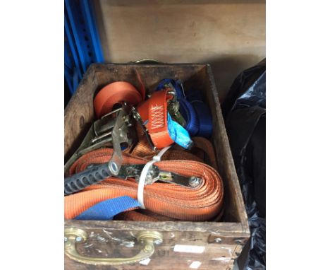 WOODEN VINTAGE PORT BOX (1982) CONTAINING VEHICLE RATCHET WASHING STRAPS