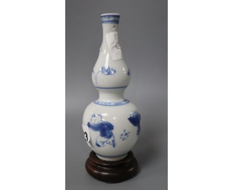 A Chinese miniature double gourd vase and stand, Kangxi, height 13.5cm