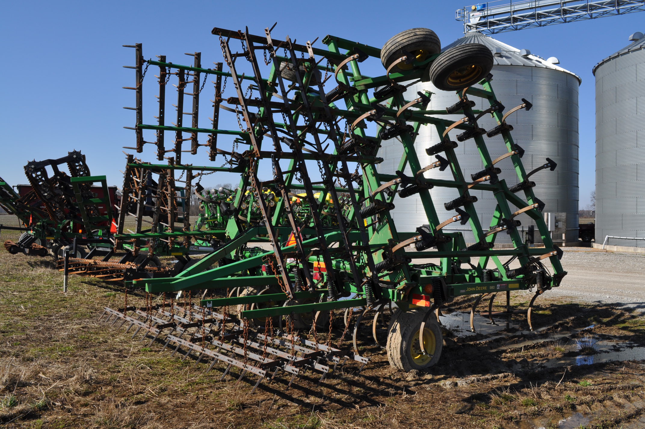 32’ John Deere 980 field cultivator, walking tandems, 5bar spike tooth