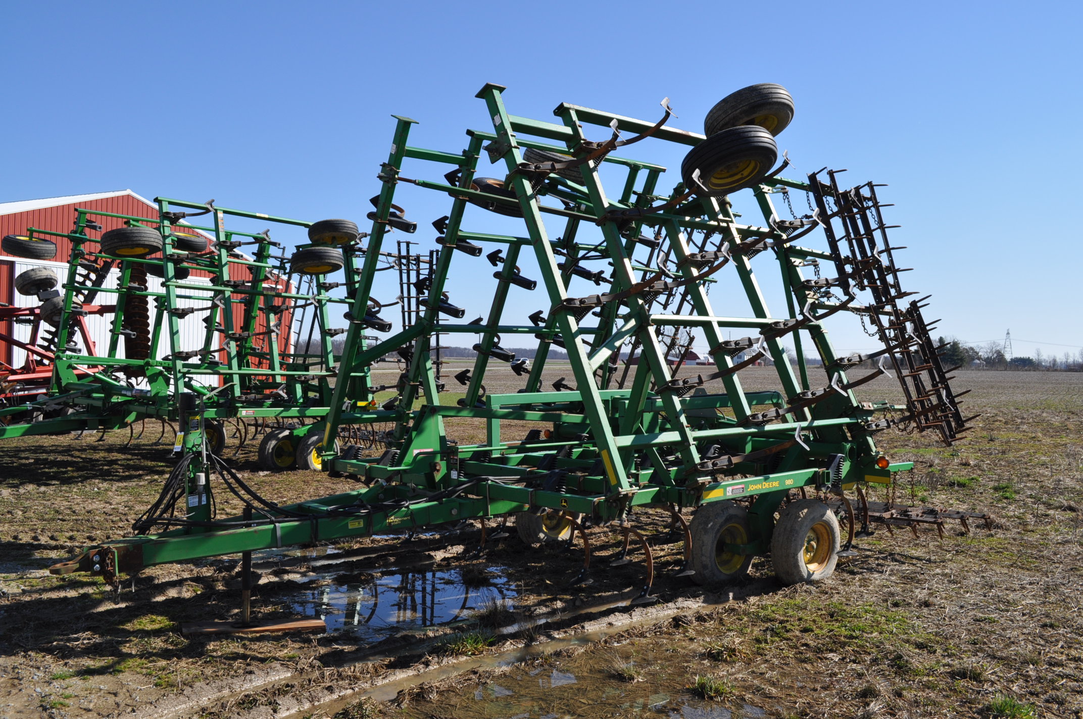 32’ John Deere 980 field cultivator, walking tandems, 5bar spike tooth