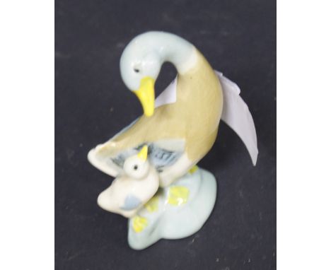 Small ceramic Wade goose with a small chick