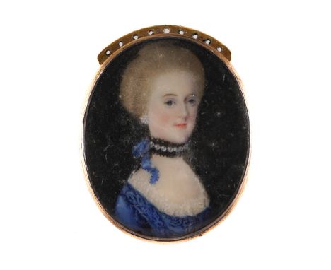 ENGLISH SCHOOL, 18TH CENTURY (2)Portrait miniature of a lady wearing a blue dress
on ivory (ref. 1URZLQXD)
3.5cm
in a gilt-me