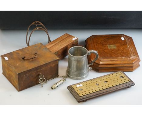 A brass cribbage board, a treen brass bound rectangular box, a pewter tankard, a stell safe box, a pair of stirrups and other