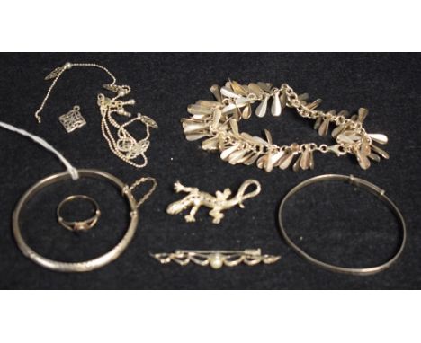 Silver bracelets; brooch as a lizard; etc. (8)