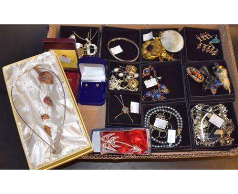 Jewellery - a silver bracelet, hallmarked; a white metal filigree patch brooch; a 19th century micro-mosaic brooch; other jew