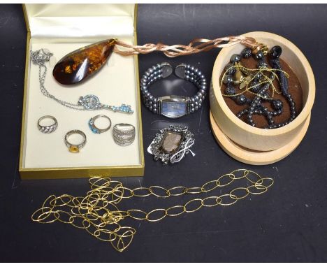 Jewellery - a 925 silver gilt oval link necklace;  silver dress rings;  a hematite bead necklace;  a copal amber pendant; etc